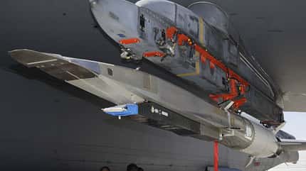 X-51A, B-52 Die X-51A an ihrem B-52-Trägerflugzeug.