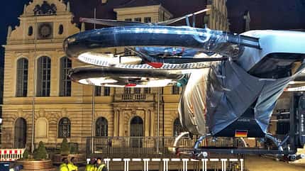 Gestern Nacht ist der CityAirbus in Ingolstadt eingetroffen. Bis zur öffentlichen Präsentation verdeckte eine Hülle das Antlitz des Lufttaxis. Gestern Nacht ist der CityAirbus in Ingolstadt eingetroffen. Bis zur öffentlichen Präsentation verdeckte eine Hülle das Antlitz des Lufttaxis.