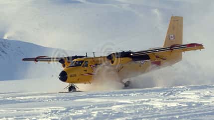Eine CC-138 Twin Otter der RCAF wir mit einer S-61N geborgern.
