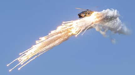 H145M der Luftwaffe bei Flares-Tests.