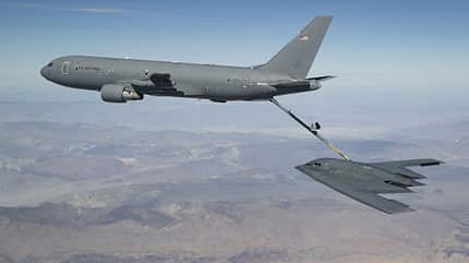 Boeing KC-46A betankt Northrop Brumman B-2A Spirit in Edwards AFB.