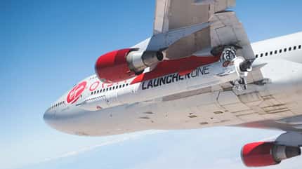 LauncherOne, Virgin Orbit, Cosmic Girl, Richard Branson Bereit für den Abwurf: LauncherOne unter der linken Tragfläche der modifizierten Boeing 747 "Cosmic Girl".