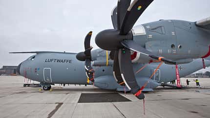 Luftwaffe,Flugzeug,Transportflugzeug,Airbus A400M,Lufttransport,Luftverladung,Verladung,Fliegerhorst,Flughafengelände,Lufttransportgeschwader 62,LTG 62,LTG62,Rotorblätter,Rotoren