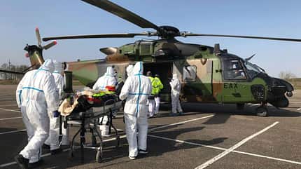 Ein Caiman der Armée der Terre flog am 28. März zwei Corona-Patienten von Metz nach Essen. Ein Caiman der Armée der Terre flog am 28. März zwei Corona-Patienten von Metz nach Essen.