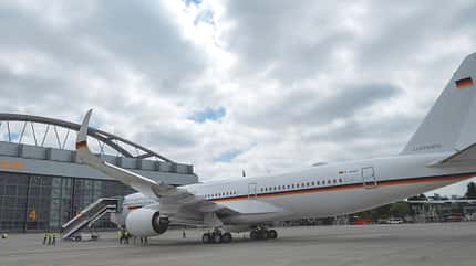 A350, Flugbereitschaft, Lufthansa Technik Der erste Airbus A350-900 für die Flugbereitschaft erhält bei Lufthansa Technik in Hamburg seine Kabinenausstattung - zunächst mit einer schnell realisierbaren Übergangseinrichtung.