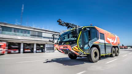 Flughafenfeuerwehr, Stuttgarter Airport, Panther-Lösch-Fahrzeuge, Feuerwache