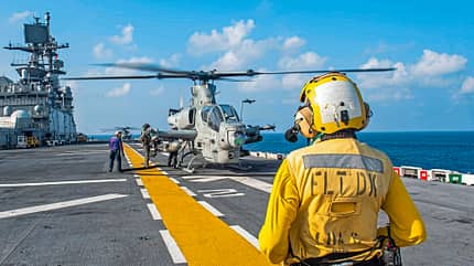 US Navy, Amphibische Angriffschiffe, LHD USS America (LHA 6) And 31st Marine Expeditionary Unit Conduct VBSS Exercise