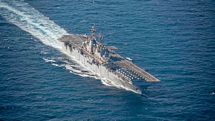 US Navy, Amphibische Angriffschiffe, LHD The John C. Stennis Strike Group, the Essex Amphibious Readiness Group and the 13th Marine Expeditionary Unit conduct integrated operations
