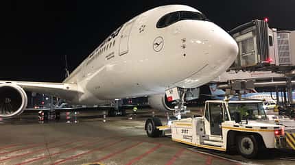 A350, Lufthansa, Falkland, Nonstop, 13700, Hamburg Eine A350 führt den längsten Nonstop-Flug der Lufthansa von Hamburg auf die Falkland-Inseln durch.