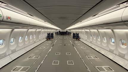 Ein A330 MRTT (T-056) der MMU der NATO wird in Köln-Wahn für die MedEvac-Rolle ausgerüstet.