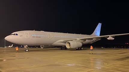 Ein A330 MRTT (T-056) der MMU der NATO wird in Köln-Wahn für die MedEvac-Rolle ausgerüstet.