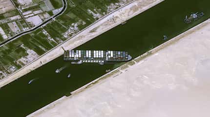 Pleiades, Airbus, Suezkanal Das im Suezkanal auf Grund gelaufene Containerschiff "Ever Given" im Blick des Auklärungssatelliten Pleiades (70 cm Auflösung).