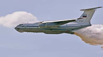 Iljuschin, Feuer, Löschbomber, Il76, Il-76 The Il-76 plane dumps water onto a tank range so that there