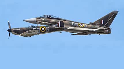 Eurofighter, Spitfire Eurofighter und Spitfire beim Royal International Air Tattoo in Fairford.