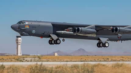 AGM-183A, ARRW, USAF, Edwards AFB, Hyperschall AGM-183A Air-launched Rapid Response Weapon am Außenlastträger der B-52H der USAF. Start in Edwards AFB.