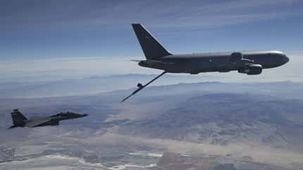 KC-46A, Boeing, USAF Boeing KC-46A Pegasus der USAF betankt eine F-15E Strike Eagle.