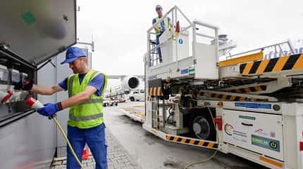 Klimaneutrales fliegen, Flughafen Umweltschutz, grüne Basis, Elektro Hubwagen