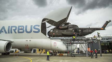 BelugaST, Airbus, Manching, Luftwaffe, Airbus testet in Manching die Verladung einer Sikorsky CH-53 der Luftwaffe in eine BelugaST.