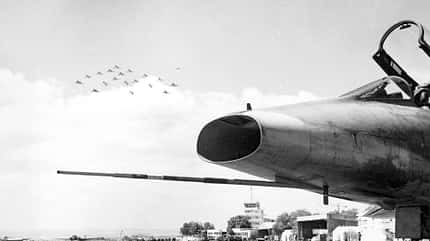 F-100, Henry Hay, Frankreich, Rekord, Biographie