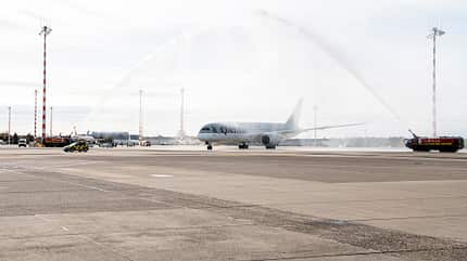 787 800, Qatar Airways, A7 BCY, DUS, Düsseldorf Airport, Wassertaufe