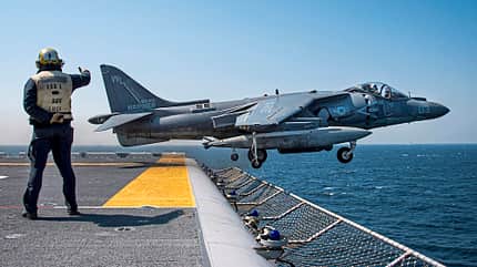 Harrier AV 8B Hawker Siddeley, Senkrechtstarter, McDonnell Douglas AV 8B Harrier II, US Navy VMA 311 Harriers depart USS Bonhomme Richard (LHD 6)