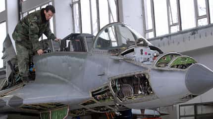 MiG29, Serbien, Belgrad, MikojanGurewitsch A Serbian Army engineer works to repair