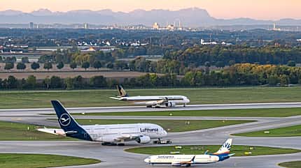 Flughafen, Airport, deutscher Verkehrsflughafen, Flughafen München, Rollfeld