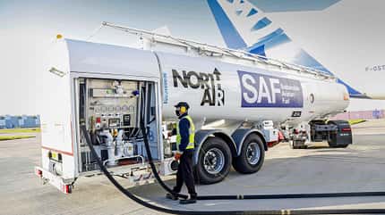 REFUELING AIRCRAFT ,FLUGZEUGBETANKUNG, Flughafen, Treibstoff, grüner Fliegen, Airbus, Beluga, SAF