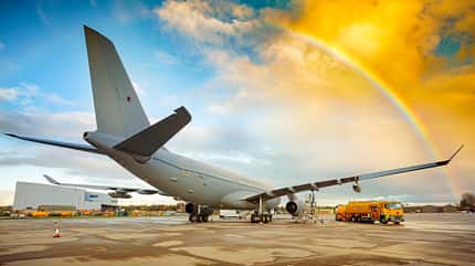 REFUELING AIRCRAFT ,FLUGZEUGBETANKUNG, Flughafen, Treibstoff, grüner Fliegen, SAF, A330MRTT, A330, Airbus