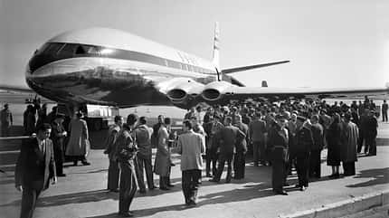 BOAC,British Overseas Airways Corporation,Comet G-ALYP,accident,aircraft,cabin,crack,crash,damage,de Havilland,metal fatigue,plane,window GBR-AVIATION-BOAC-COMET1