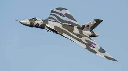 Vulcan,Vulcan XH558,aircraft,bomber,Cold War,nuclear bomber,plane,parachute,Robin Hood Airport,finally,Swan Song,U.K.,landing,war,historic