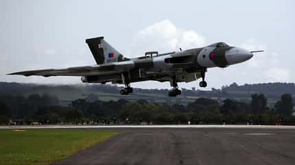 Vulcan,Vulcan XH558,aircraft,bomber,Cold War,nuclear bomber,plane,parachute,Robin Hood Airport,finally,Swan Song,U.K.,landing,war,historic