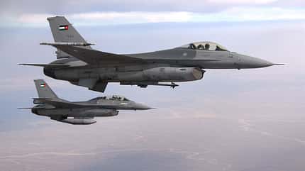 F-16, F16, RJAF, Desert Air, Übung, Manöver, Jordanien, Kampfflugzeug, Fighting Falcon Zwei jordanische F-16 im Flug