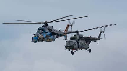 Mil, Mi24, Mi-24, Mi-35, Hind, Tschechien, außer Dienst, Kampfhubschrauber, Bell, AH-1Z, Viper, UH-1Y Mi-35 Hind und Mi-171 in Formation