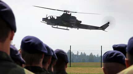 Mil, Mi24, Mi-24, Mi-35, Hind, Tschechien, außer Dienst, Kampfhubschrauber, Bell, AH-1Z, Viper, UH-1Y AH-1Z im Flug