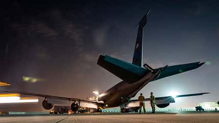F35, F-35, Lightning, Mittlerer Osten, Kampfflugzeug, USAF, US Air Force, Al udeid, qatar, tanker, air base, KC-135, Tanker, Boeing KC-135 am Boden bei Nacht