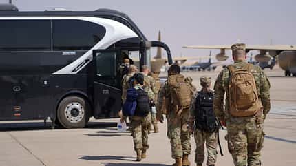f16, f-16, fighting falcon, kampfflugzeug, usaf, us air force, mittlerer osten, f-18, hornet, kc10, kc-10, extender, tanker Soldaten besteigen Bus