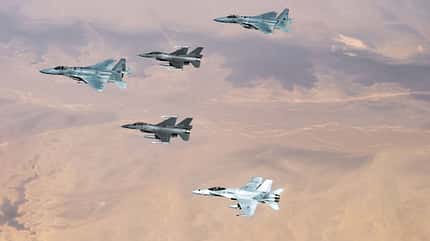 f16, f-16, fighting falcon, kampfflugzeug, usaf, us air force, mittlerer osten, f-18, hornet, kc10, kc-10, extender, tanker Formation F-16 mit F-15 und F/A-18