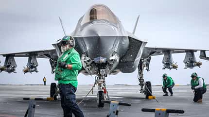 f35, f-35b, senkrechtstarter, royal navy, prince of wales, flugzeugträger, kampfflugzeug, lightning, lockheed F-35B mit Bodenpersonal