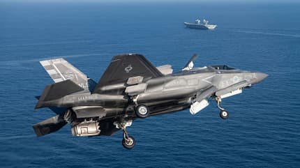 f35, f-35b, senkrechtstarter, royal navy, prince of wales, flugzeugträger, kampfflugzeug, lightning, lockheed F-35B im Flug über Prince of Wales