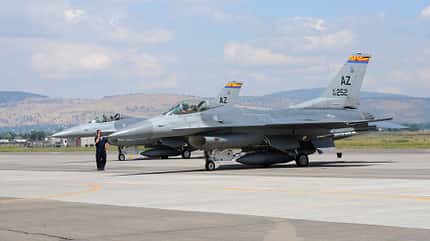 zwei F-16 auf dem Vorfeld