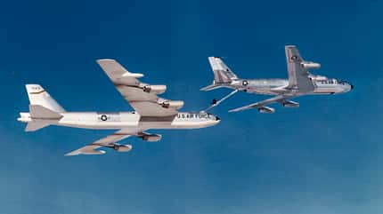 Luftbetankung, fliegende Tankstellen, Tanker, KC 135, B52, Boeing