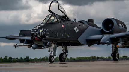 Lockheed martin, f16, f-16c, fighting falcon, 163rd fs, indiana ang, a-10, thunderbolt, Fairchild, kampfflugzeug, us air force A-10 schwarz am Boden