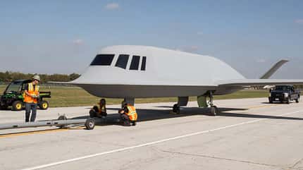 Tacit Blue, groom lake, area 51, stealth, geheim, us air force, northrop, b-2, tanrkappe, dayton usaf museum Tacit Blue mit Personal und Schlepper