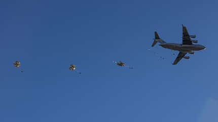 US Army, Hawaii, kampfhubschrauber, Boeing, ah-64, ah64, apache, manöver, C-17, US Air force C-17 Abspringende Fallschirmjäger