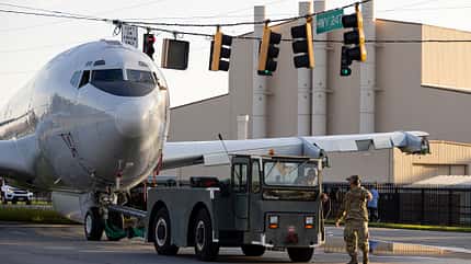 116 acc, e8, e-8c, j-stars, us air force, außer dienst, robins afb, museum, northrop grumman E-8C J-STARS Straßentransport mit Schlepper