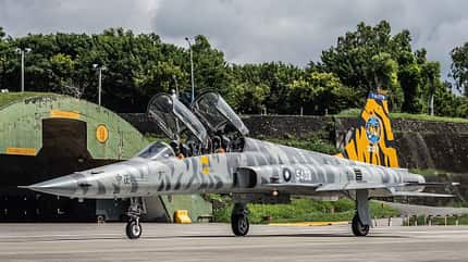 F-5F Tiger am Boden vor Shelter