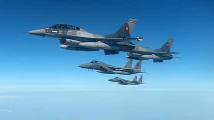 F-16,f16, rumänien, ukraine, fighting falcon, kampfflugzeug, lockheed Martin Rumänische F-16 in Formation mit F-15