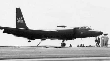 u2, U-2, Lockheed, skunk works, Spionage, cia, geheim, flugzeugträger, us navy, uss kitty hawk, ranger, nasa U-2 kurz vor der Landung mit ausgefahrenem Fanghaken