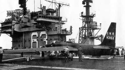 u2, U-2, Lockheed, skunk works, Spionage, cia, geheim, flugzeugträger, us navy, uss kitty hawk, ranger, nasa U-2 auf Flugzeugträger nach Landung